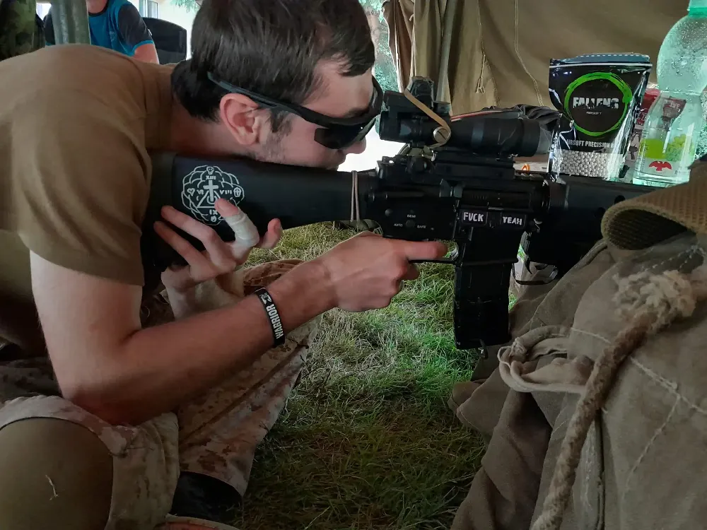 Nastřelování zbraně s kvalitními airsoftovými kuličkami FALLENS AIRSOFT